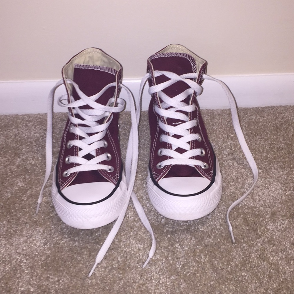 NWOT - Size 5 Women’s Converse Maroon